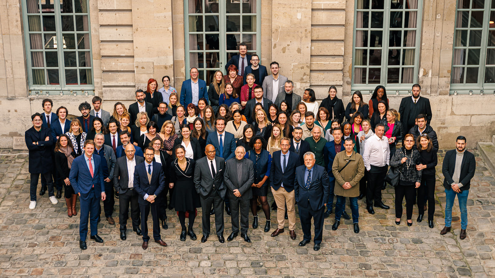 AJAssociés regroupe une équipe pluridisciplinaire répartie sur 27 bureaux.